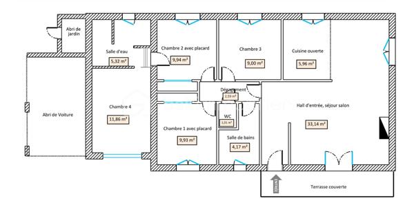 Située à 1 km du centre de Banon dans un cadre agréable, découvrez cette charmante maison de plain-pied offrant confort, fonctionnalité et beaux espaces de vie sur un terrain entièrement clôturé de 1310 m² avec deux portails.

Dès l’entrée, vous serez séduits par sa pièce de vie lumineuse d’environ 31 m² exposée Sud/Est, composée d’un salon chaleureux avec cheminée à insert, d’un espace salle à manger convivial ainsi que d’une cuisine ouverte aménagée et semi-équipée, idéale pour partager de beaux moments en famille ou entre amis.

La partie nuit propose quatre chambres, une salle de bains, une salle d’eau avec espace buanderie ainsi qu’un WC indépendant.

Un véritable atout supplémentaire : le garage entièrement carrelé, aménagé et habitable, bénéficiant d’une baie vitrée et d’un volet roulant.
Cet espace polyvalent pourra facilement s’adapter à vos besoins : bureau, atelier, salle de loisirs ou pour y faire votre quatrième chambre.

Côté confort, la maison dispose de prestations appréciables :
✓ Cheminée à insert
✓ Double vitrage bois avec moustiquaires
✓ Volets bois
✓ Fibre internet
✓ Vide sanitaire
✓ Carrelage dans toute la maison et le garage
✓ Chauffe-eau électrique 200 litres

À l’extérieur, vous profiterez d’une agréable terrasse pavée exposée plein Sud avec une partie couverte à l’avant de la maison, d’un éclairage extérieur ainsi que d’un jardin agrémenté de plusieurs arbres dont un olivier et un saule-pleureur, offrant une atmosphère agréable et conviviale.

La maison bénéficie d’un accès pratique tout en conservant un environnement agréable. Un rond-point desservant la route départementale se situe à proximité du secteur, sans visibilité directe depuis la propriété.

Le terrain permet actuellement le stationnement d’un seul véhicule à l’intérieur de la propriété grâce à l’abri voiture existant situé côté sud ouest de la maison. Des aménagements complémentaires pourront être éventuellement envisagés pour accueillir davantage de véhicules.

Maison raccordée à une fosse septique.

Le bien est actuellement loué. Les locataires quitteront la maison fin juin 2026.

Une maison idéale aussi bien pour une résidence principale, une maison de vacances ou un projet familial au calme, dans un environnement agréable à vivre. Organisons une visite !