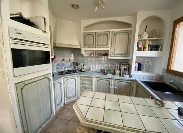 Située à 1 km du centre de Banon dans un cadre agréable, découvrez cette charmante maison de plain-pied offrant confort, fonctionnalité et beaux espaces de vie sur un terrain entièrement clôturé de 1310 m² avec deux portails.

Dès l’entrée, vous serez séduits par sa pièce de vie lumineuse d’environ 31 m² exposée Sud/Est, composée d’un salon chaleureux avec cheminée à insert, d’un espace salle à manger convivial ainsi que d’une cuisine ouverte aménagée et semi-équipée, idéale pour partager de beaux moments en famille ou entre amis.

La partie nuit propose quatre chambres, une salle de bains, une salle d’eau avec espace buanderie ainsi qu’un WC indépendant.

Un véritable atout supplémentaire : le garage entièrement carrelé, aménagé et habitable, bénéficiant d’une baie vitrée et d’un volet roulant.
Cet espace polyvalent pourra facilement s’adapter à vos besoins : bureau, atelier, salle de loisirs ou pour y faire votre quatrième chambre.

Côté confort, la maison dispose de prestations appréciables :
✓ Cheminée à insert
✓ Double vitrage bois avec moustiquaires
✓ Volets bois
✓ Fibre internet
✓ Vide sanitaire
✓ Carrelage dans toute la maison et le garage
✓ Chauffe-eau électrique 200 litres

À l’extérieur, vous profiterez d’une agréable terrasse pavée exposée plein Sud avec une partie couverte à l’avant de la maison, d’un éclairage extérieur ainsi que d’un jardin agrémenté de plusieurs arbres dont un olivier et un saule-pleureur, offrant une atmosphère agréable et conviviale.

La maison bénéficie d’un accès pratique tout en conservant un environnement agréable. Un rond-point desservant la route départementale se situe à proximité du secteur, sans visibilité directe depuis la propriété.

Le terrain permet actuellement le stationnement d’un seul véhicule à l’intérieur de la propriété grâce à l’abri voiture existant situé côté sud ouest de la maison. Des aménagements complémentaires pourront être éventuellement envisagés pour accueillir davantage de véhicules.

Maison raccordée à une fosse septique.

Le bien est actuellement loué. Les locataires quitteront la maison fin juin 2026.

Une maison idéale aussi bien pour une résidence principale, une maison de vacances ou un projet familial au calme, dans un environnement agréable à vivre. Organisons une visite !