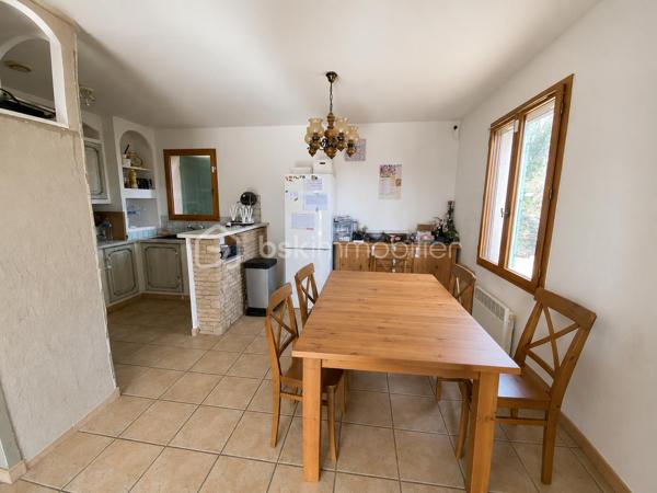 Située à 1 km du centre de Banon dans un cadre agréable, découvrez cette charmante maison de plain-pied offrant confort, fonctionnalité et beaux espaces de vie sur un terrain entièrement clôturé de 1310 m² avec deux portails.

Dès l’entrée, vous serez séduits par sa pièce de vie lumineuse d’environ 31 m² exposée Sud/Est, composée d’un salon chaleureux avec cheminée à insert, d’un espace salle à manger convivial ainsi que d’une cuisine ouverte aménagée et semi-équipée, idéale pour partager de beaux moments en famille ou entre amis.

La partie nuit propose quatre chambres, une salle de bains, une salle d’eau avec espace buanderie ainsi qu’un WC indépendant.

Un véritable atout supplémentaire : le garage entièrement carrelé, aménagé et habitable, bénéficiant d’une baie vitrée et d’un volet roulant.
Cet espace polyvalent pourra facilement s’adapter à vos besoins : bureau, atelier, salle de loisirs ou pour y faire votre quatrième chambre.

Côté confort, la maison dispose de prestations appréciables :
✓ Cheminée à insert
✓ Double vitrage bois avec moustiquaires
✓ Volets bois
✓ Fibre internet
✓ Vide sanitaire
✓ Carrelage dans toute la maison et le garage
✓ Chauffe-eau électrique 200 litres

À l’extérieur, vous profiterez d’une agréable terrasse pavée exposée plein Sud avec une partie couverte à l’avant de la maison, d’un éclairage extérieur ainsi que d’un jardin agrémenté de plusieurs arbres dont un olivier et un saule-pleureur, offrant une atmosphère agréable et conviviale.

La maison bénéficie d’un accès pratique tout en conservant un environnement agréable. Un rond-point desservant la route départementale se situe à proximité du secteur, sans visibilité directe depuis la propriété.

Le terrain permet actuellement le stationnement d’un seul véhicule à l’intérieur de la propriété grâce à l’abri voiture existant situé côté sud ouest de la maison. Des aménagements complémentaires pourront être éventuellement envisagés pour accueillir davantage de véhicules.

Maison raccordée à une fosse septique.

Le bien est actuellement loué. Les locataires quitteront la maison fin juin 2026.

Une maison idéale aussi bien pour une résidence principale, une maison de vacances ou un projet familial au calme, dans un environnement agréable à vivre. Organisons une visite !