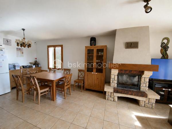 Située à 1 km du centre de Banon dans un cadre agréable, découvrez cette charmante maison de plain-pied offrant confort, fonctionnalité et beaux espaces de vie sur un terrain entièrement clôturé de 1310 m² avec deux portails.

Dès l’entrée, vous serez séduits par sa pièce de vie lumineuse d’environ 31 m² exposée Sud/Est, composée d’un salon chaleureux avec cheminée à insert, d’un espace salle à manger convivial ainsi que d’une cuisine ouverte aménagée et semi-équipée, idéale pour partager de beaux moments en famille ou entre amis.

La partie nuit propose quatre chambres, une salle de bains, une salle d’eau avec espace buanderie ainsi qu’un WC indépendant.

Un véritable atout supplémentaire : le garage entièrement carrelé, aménagé et habitable, bénéficiant d’une baie vitrée et d’un volet roulant.
Cet espace polyvalent pourra facilement s’adapter à vos besoins : bureau, atelier, salle de loisirs ou pour y faire votre quatrième chambre.

Côté confort, la maison dispose de prestations appréciables :
✓ Cheminée à insert
✓ Double vitrage bois avec moustiquaires
✓ Volets bois
✓ Fibre internet
✓ Vide sanitaire
✓ Carrelage dans toute la maison et le garage
✓ Chauffe-eau électrique 200 litres

À l’extérieur, vous profiterez d’une agréable terrasse pavée exposée plein Sud avec une partie couverte à l’avant de la maison, d’un éclairage extérieur ainsi que d’un jardin agrémenté de plusieurs arbres dont un olivier et un saule-pleureur, offrant une atmosphère agréable et conviviale.

La maison bénéficie d’un accès pratique tout en conservant un environnement agréable. Un rond-point desservant la route départementale se situe à proximité du secteur, sans visibilité directe depuis la propriété.

Le terrain permet actuellement le stationnement d’un seul véhicule à l’intérieur de la propriété grâce à l’abri voiture existant situé côté sud ouest de la maison. Des aménagements complémentaires pourront être éventuellement envisagés pour accueillir davantage de véhicules.

Maison raccordée à une fosse septique.

Le bien est actuellement loué. Les locataires quitteront la maison fin juin 2026.

Une maison idéale aussi bien pour une résidence principale, une maison de vacances ou un projet familial au calme, dans un environnement agréable à vivre. Organisons une visite !
