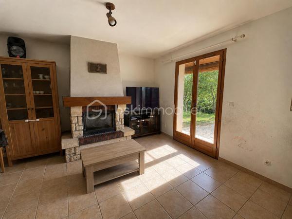 Située à 1 km du centre de Banon dans un cadre agréable, découvrez cette charmante maison de plain-pied offrant confort, fonctionnalité et beaux espaces de vie sur un terrain entièrement clôturé de 1310 m² avec deux portails.

Dès l’entrée, vous serez séduits par sa pièce de vie lumineuse d’environ 31 m² exposée Sud/Est, composée d’un salon chaleureux avec cheminée à insert, d’un espace salle à manger convivial ainsi que d’une cuisine ouverte aménagée et semi-équipée, idéale pour partager de beaux moments en famille ou entre amis.

La partie nuit propose quatre chambres, une salle de bains, une salle d’eau avec espace buanderie ainsi qu’un WC indépendant.

Un véritable atout supplémentaire : le garage entièrement carrelé, aménagé et habitable, bénéficiant d’une baie vitrée et d’un volet roulant.
Cet espace polyvalent pourra facilement s’adapter à vos besoins : bureau, atelier, salle de loisirs ou pour y faire votre quatrième chambre.

Côté confort, la maison dispose de prestations appréciables :
✓ Cheminée à insert
✓ Double vitrage bois avec moustiquaires
✓ Volets bois
✓ Fibre internet
✓ Vide sanitaire
✓ Carrelage dans toute la maison et le garage
✓ Chauffe-eau électrique 200 litres

À l’extérieur, vous profiterez d’une agréable terrasse pavée exposée plein Sud avec une partie couverte à l’avant de la maison, d’un éclairage extérieur ainsi que d’un jardin agrémenté de plusieurs arbres dont un olivier et un saule-pleureur, offrant une atmosphère agréable et conviviale.

La maison bénéficie d’un accès pratique tout en conservant un environnement agréable. Un rond-point desservant la route départementale se situe à proximité du secteur, sans visibilité directe depuis la propriété.

Le terrain permet actuellement le stationnement d’un seul véhicule à l’intérieur de la propriété grâce à l’abri voiture existant situé côté sud ouest de la maison. Des aménagements complémentaires pourront être éventuellement envisagés pour accueillir davantage de véhicules.

Maison raccordée à une fosse septique.

Le bien est actuellement loué. Les locataires quitteront la maison fin juin 2026.

Une maison idéale aussi bien pour une résidence principale, une maison de vacances ou un projet familial au calme, dans un environnement agréable à vivre. Organisons une visite !