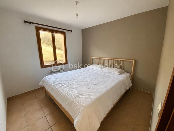 Située à 1 km du centre de Banon dans un cadre agréable, découvrez cette charmante maison de plain-pied offrant confort, fonctionnalité et beaux espaces de vie sur un terrain entièrement clôturé de 1310 m² avec deux portails.

Dès l’entrée, vous serez séduits par sa pièce de vie lumineuse d’environ 31 m² exposée Sud/Est, composée d’un salon chaleureux avec cheminée à insert, d’un espace salle à manger convivial ainsi que d’une cuisine ouverte aménagée et semi-équipée, idéale pour partager de beaux moments en famille ou entre amis.

La partie nuit propose quatre chambres, une salle de bains, une salle d’eau avec espace buanderie ainsi qu’un WC indépendant.

Un véritable atout supplémentaire : le garage entièrement carrelé, aménagé et habitable, bénéficiant d’une baie vitrée et d’un volet roulant.
Cet espace polyvalent pourra facilement s’adapter à vos besoins : bureau, atelier, salle de loisirs ou pour y faire votre quatrième chambre.

Côté confort, la maison dispose de prestations appréciables :
✓ Cheminée à insert
✓ Double vitrage bois avec moustiquaires
✓ Volets bois
✓ Fibre internet
✓ Vide sanitaire
✓ Carrelage dans toute la maison et le garage
✓ Chauffe-eau électrique 200 litres

À l’extérieur, vous profiterez d’une agréable terrasse pavée exposée plein Sud avec une partie couverte à l’avant de la maison, d’un éclairage extérieur ainsi que d’un jardin agrémenté de plusieurs arbres dont un olivier et un saule-pleureur, offrant une atmosphère agréable et conviviale.

La maison bénéficie d’un accès pratique tout en conservant un environnement agréable. Un rond-point desservant la route départementale se situe à proximité du secteur, sans visibilité directe depuis la propriété.

Le terrain permet actuellement le stationnement d’un seul véhicule à l’intérieur de la propriété grâce à l’abri voiture existant situé côté sud ouest de la maison. Des aménagements complémentaires pourront être éventuellement envisagés pour accueillir davantage de véhicules.

Maison raccordée à une fosse septique.

Le bien est actuellement loué. Les locataires quitteront la maison fin juin 2026.

Une maison idéale aussi bien pour une résidence principale, une maison de vacances ou un projet familial au calme, dans un environnement agréable à vivre. Organisons une visite !