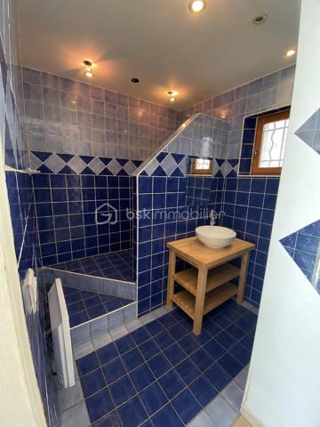 Située à 1 km du centre de Banon dans un cadre agréable, découvrez cette charmante maison de plain-pied offrant confort, fonctionnalité et beaux espaces de vie sur un terrain entièrement clôturé de 1310 m² avec deux portails.

Dès l’entrée, vous serez séduits par sa pièce de vie lumineuse d’environ 31 m² exposée Sud/Est, composée d’un salon chaleureux avec cheminée à insert, d’un espace salle à manger convivial ainsi que d’une cuisine ouverte aménagée et semi-équipée, idéale pour partager de beaux moments en famille ou entre amis.

La partie nuit propose quatre chambres, une salle de bains, une salle d’eau avec espace buanderie ainsi qu’un WC indépendant.

Un véritable atout supplémentaire : le garage entièrement carrelé, aménagé et habitable, bénéficiant d’une baie vitrée et d’un volet roulant.
Cet espace polyvalent pourra facilement s’adapter à vos besoins : bureau, atelier, salle de loisirs ou pour y faire votre quatrième chambre.

Côté confort, la maison dispose de prestations appréciables :
✓ Cheminée à insert
✓ Double vitrage bois avec moustiquaires
✓ Volets bois
✓ Fibre internet
✓ Vide sanitaire
✓ Carrelage dans toute la maison et le garage
✓ Chauffe-eau électrique 200 litres

À l’extérieur, vous profiterez d’une agréable terrasse pavée exposée plein Sud avec une partie couverte à l’avant de la maison, d’un éclairage extérieur ainsi que d’un jardin agrémenté de plusieurs arbres dont un olivier et un saule-pleureur, offrant une atmosphère agréable et conviviale.

La maison bénéficie d’un accès pratique tout en conservant un environnement agréable. Un rond-point desservant la route départementale se situe à proximité du secteur, sans visibilité directe depuis la propriété.

Le terrain permet actuellement le stationnement d’un seul véhicule à l’intérieur de la propriété grâce à l’abri voiture existant situé côté sud ouest de la maison. Des aménagements complémentaires pourront être éventuellement envisagés pour accueillir davantage de véhicules.

Maison raccordée à une fosse septique.

Le bien est actuellement loué. Les locataires quitteront la maison fin juin 2026.

Une maison idéale aussi bien pour une résidence principale, une maison de vacances ou un projet familial au calme, dans un environnement agréable à vivre. Organisons une visite !