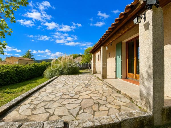 Située à 1 km du centre de Banon dans un cadre agréable, découvrez cette charmante maison de plain-pied offrant confort, fonctionnalité et beaux espaces de vie sur un terrain entièrement clôturé de 1310 m² avec deux portails.

Dès l’entrée, vous serez séduits par sa pièce de vie lumineuse d’environ 31 m² exposée Sud/Est, composée d’un salon chaleureux avec cheminée à insert, d’un espace salle à manger convivial ainsi que d’une cuisine ouverte aménagée et semi-équipée, idéale pour partager de beaux moments en famille ou entre amis.

La partie nuit propose quatre chambres, une salle de bains, une salle d’eau avec espace buanderie ainsi qu’un WC indépendant.

Un véritable atout supplémentaire : le garage entièrement carrelé, aménagé et habitable, bénéficiant d’une baie vitrée et d’un volet roulant.
Cet espace polyvalent pourra facilement s’adapter à vos besoins : bureau, atelier, salle de loisirs ou pour y faire votre quatrième chambre.

Côté confort, la maison dispose de prestations appréciables :
✓ Cheminée à insert
✓ Double vitrage bois avec moustiquaires
✓ Volets bois
✓ Fibre internet
✓ Vide sanitaire
✓ Carrelage dans toute la maison et le garage
✓ Chauffe-eau électrique 200 litres

À l’extérieur, vous profiterez d’une agréable terrasse pavée exposée plein Sud avec une partie couverte à l’avant de la maison, d’un éclairage extérieur ainsi que d’un jardin agrémenté de plusieurs arbres dont un olivier et un saule-pleureur, offrant une atmosphère agréable et conviviale.

La maison bénéficie d’un accès pratique tout en conservant un environnement agréable. Un rond-point desservant la route départementale se situe à proximité du secteur, sans visibilité directe depuis la propriété.

Le terrain permet actuellement le stationnement d’un seul véhicule à l’intérieur de la propriété grâce à l’abri voiture existant situé côté sud ouest de la maison. Des aménagements complémentaires pourront être éventuellement envisagés pour accueillir davantage de véhicules.

Maison raccordée à une fosse septique.

Le bien est actuellement loué. Les locataires quitteront la maison fin juin 2026.

Une maison idéale aussi bien pour une résidence principale, une maison de vacances ou un projet familial au calme, dans un environnement agréable à vivre. Organisons une visite !