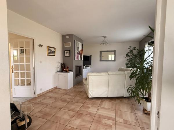 Pavillon sur sous sol de 170m², 5 chambres, piscine sur terrain de 2000m² 197 000 €