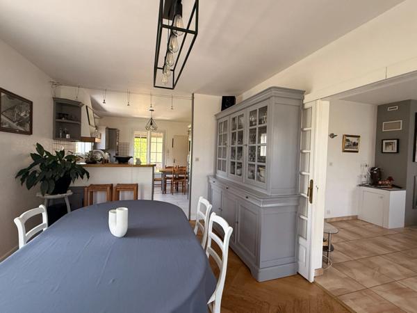 Pavillon sur sous sol de 170m², 5 chambres, piscine sur terrain de 2000m² 197 000 €