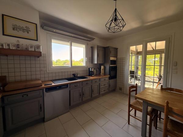 Pavillon sur sous sol de 170m², 5 chambres, piscine sur terrain de 2000m² 197 000 €