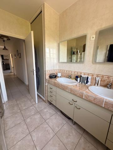 Pavillon sur sous sol de 170m², 5 chambres, piscine sur terrain de 2000m² 197 000 €