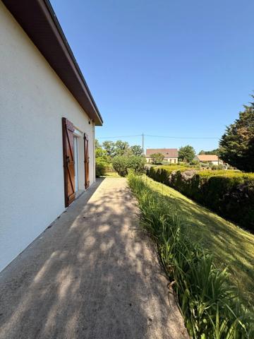 Pavillon sur sous sol de 170m², 5 chambres, piscine sur terrain de 2000m² 197 000 €