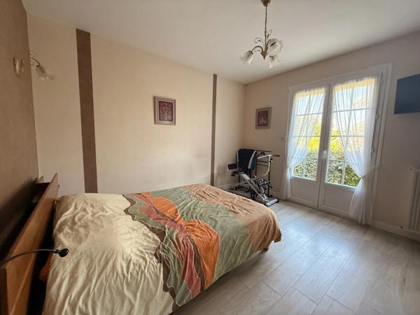 Pavillon sur sous sol de 170m², 5 chambres, piscine sur terrain de 2000m² 197 000 €