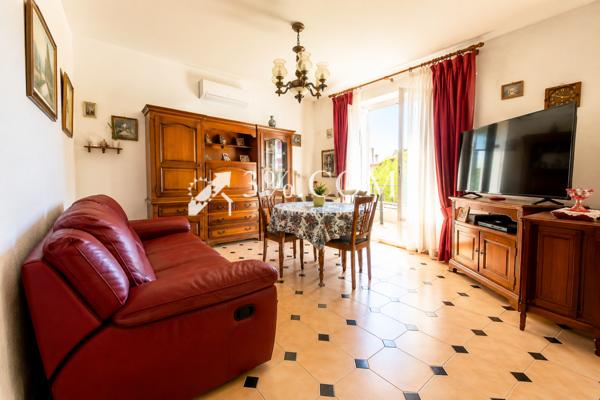 Maison
                                                                                                                                                                                                                                                                                                                        6 pièce(s)                                                                                                                                                                                                          2 chambre(s)                                                                                                                                                                                                          100  m²