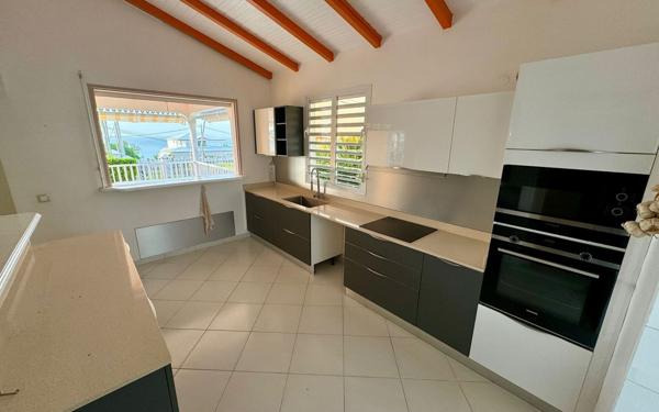 Maison à louer    3 pièces • 157 m2 Baie-Mahault