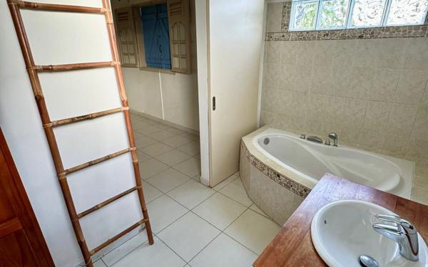 Maison à louer    3 pièces • 157 m2 Baie-Mahault