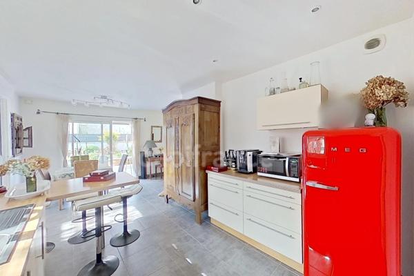 Dpt Côtes-d’Armor (22), à vendre GUINGAMP 22200 - Maison contemporaine T6 161,56 m² - Vie de plain-pied - Véranda 45 m² - Pergola bioclimatique - 2 garages - Terrain 609 m²