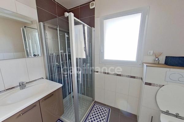 Dpt Côtes-d’Armor (22), à vendre GUINGAMP 22200 - Maison contemporaine T6 161,56 m² - Vie de plain-pied - Véranda 45 m² - Pergola bioclimatique - 2 garages - Terrain 609 m²