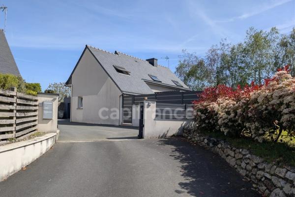 Dpt Côtes-d’Armor (22), à vendre GUINGAMP 22200 - Maison contemporaine T6 161,56 m² - Vie de plain-pied - Véranda 45 m² - Pergola bioclimatique - 2 garages - Terrain 609 m²