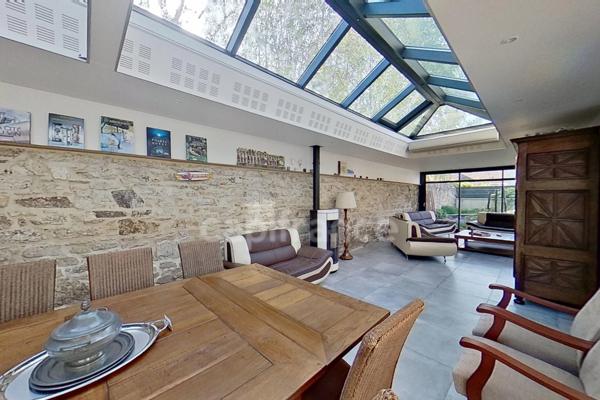 Dpt Côtes-d’Armor (22), à vendre GUINGAMP 22200 - Maison contemporaine T6 161,56 m² - Vie de plain-pied - Véranda 45 m² - Pergola bioclimatique - 2 garages - Terrain 609 m²