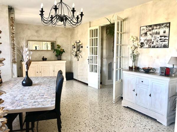 Appartement à vendre Marseille 13013 4/5 pièces Spacieux Saint-Mitre  Château Gombert traversant lumineux parking privatif  calme cave