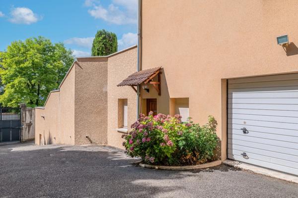 69110 SAINT FOY LES LYON - MAISON + APPARTEMENT - PISCINE - GARAGE - JARDIN - VUE PANORAMIQUE - PROCHE DES COMMODITES - CALME
