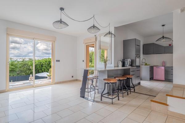 69110 SAINT FOY LES LYON - MAISON + APPARTEMENT - PISCINE - GARAGE - JARDIN - VUE PANORAMIQUE - PROCHE DES COMMODITES - CALME