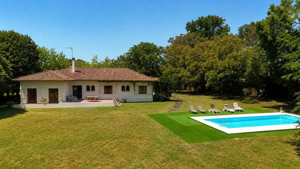 Labenne (40) - À VENDRE – Maison de plain-pied avec dépendances, piscine et terrain de 9 700 m²
