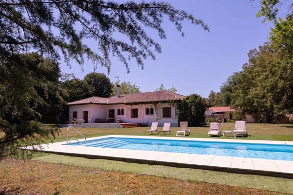 Labenne (40) - À VENDRE – Maison de plain-pied avec dépendances, piscine et terrain de 9 700 m²
