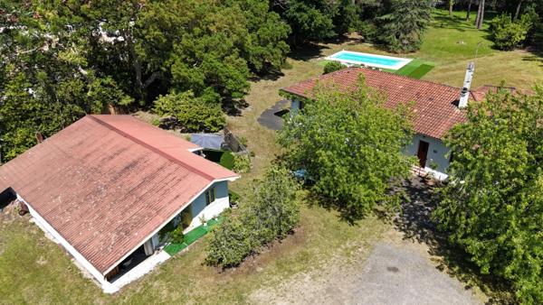 Labenne (40) - À VENDRE – Maison de plain-pied avec dépendances, piscine et terrain de 9 700 m²