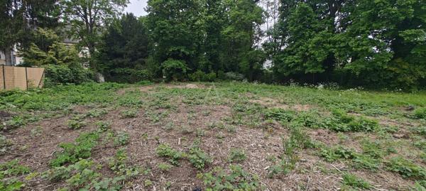 TERRAIN DE 1 700 m²