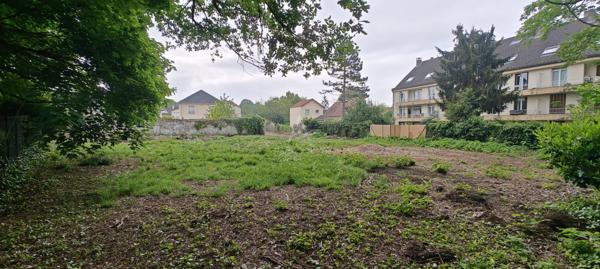 TERRAIN DE 1 700 m²