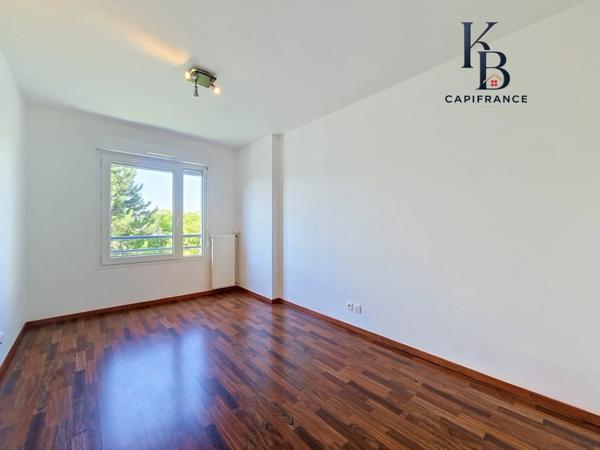 AMBILLY, appartement T3 de 70 m² avec terrasse de 23 m² à deux pas de la douane