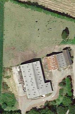 HANGAR de 700 m2 couverts + Hangar ouvert de 280 m2 + Dépendance sur 8650 m2 de terrain agricole