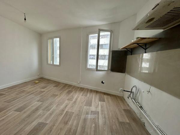 Marseille (13002) APPARTEMENT TROIS PIECES - DERNIER ETAGE - REFAIT A NEUF - SECTEUR PLACE MARCEAU