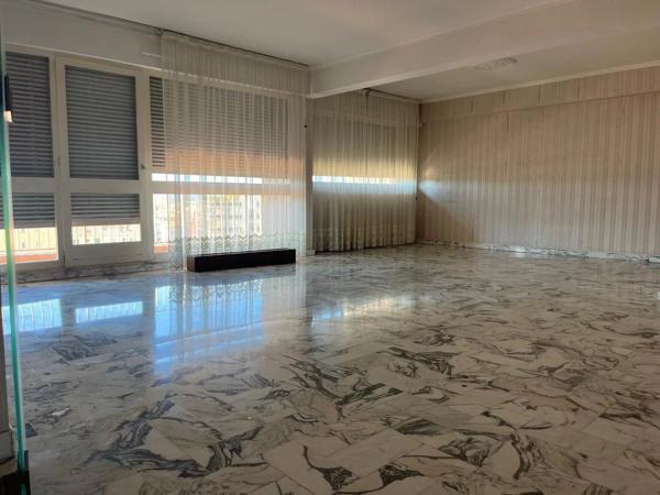 Vente                                                      Appartement
                        
                     5 pièces                      126 m2                     à Perpignan