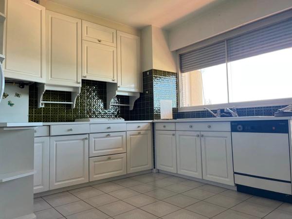 Vente                                                      Appartement
                        
                     5 pièces                      126 m2                     à Perpignan