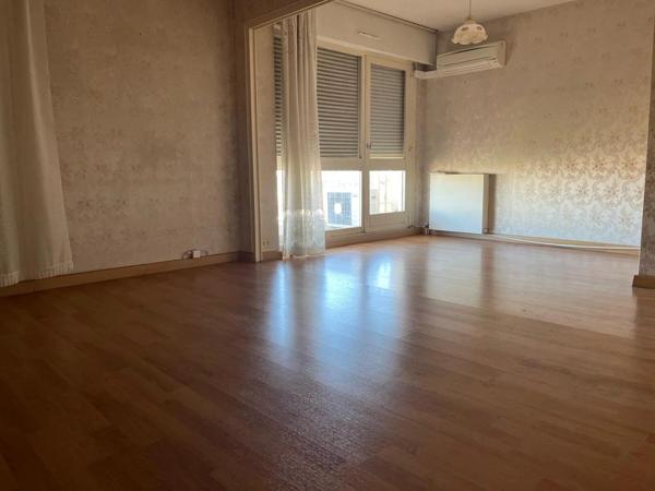 Vente                                                      Appartement
                        
                     5 pièces                      126 m2                     à Perpignan