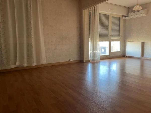 Vente                                                      Appartement
                        
                     5 pièces                      126 m2                     à Perpignan