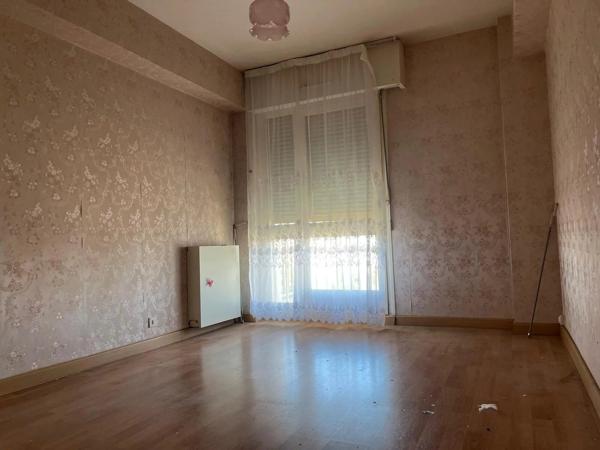 Vente                                                      Appartement
                        
                     5 pièces                      126 m2                     à Perpignan