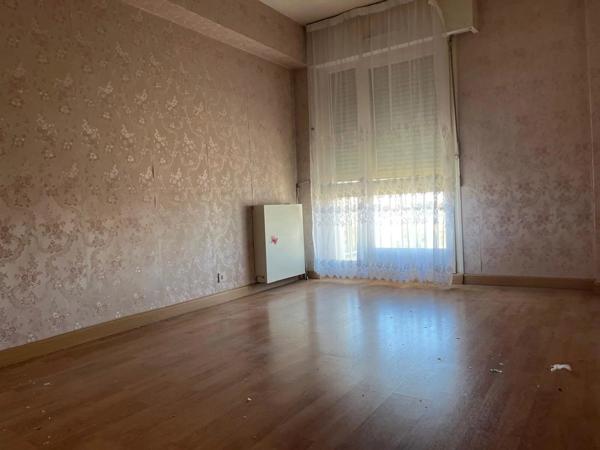 Vente                                                      Appartement
                        
                     5 pièces                      126 m2                     à Perpignan
