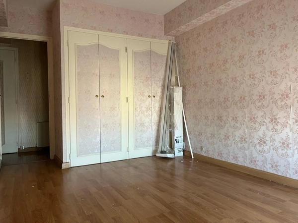 Vente                                                      Appartement
                        
                     5 pièces                      126 m2                     à Perpignan