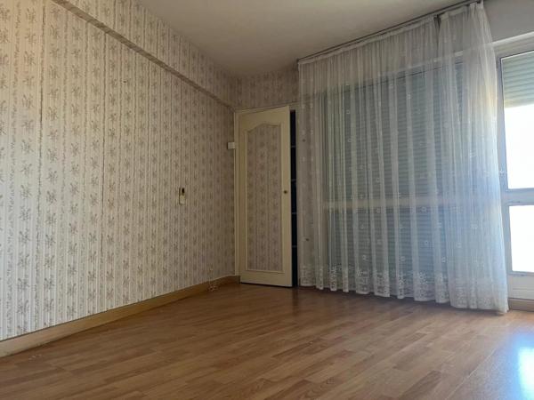 Vente                                                      Appartement
                        
                     5 pièces                      126 m2                     à Perpignan
