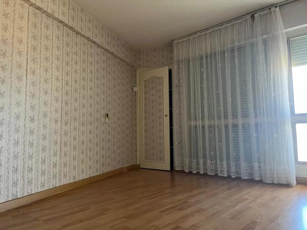 Vente                                                      Appartement
                        
                     5 pièces                      126 m2                     à Perpignan