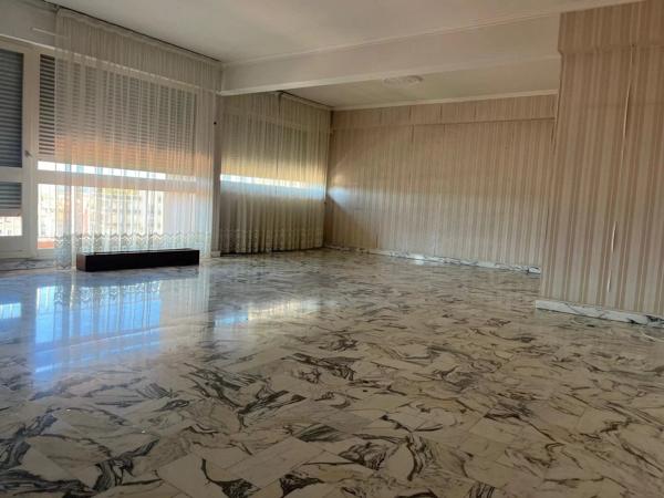 Vente                                                      Appartement
                        
                     5 pièces                      126 m2                     à Perpignan