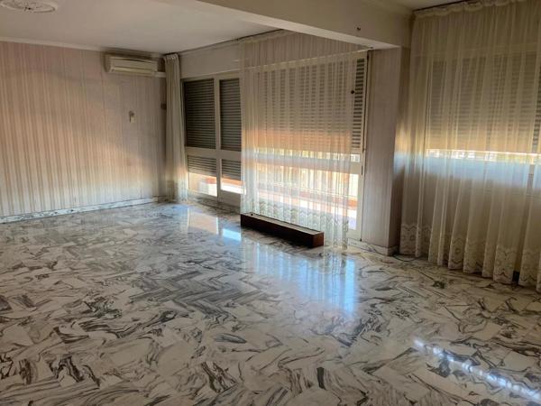 Vente                                                      Appartement
                        
                     5 pièces                      126 m2                     à Perpignan
