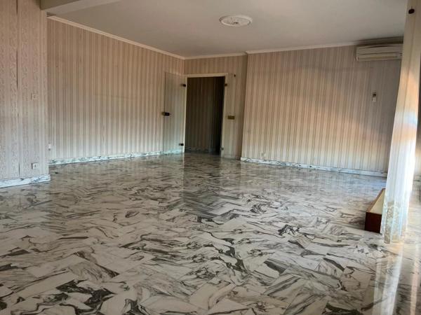 Vente                                                      Appartement
                        
                     5 pièces                      126 m2                     à Perpignan