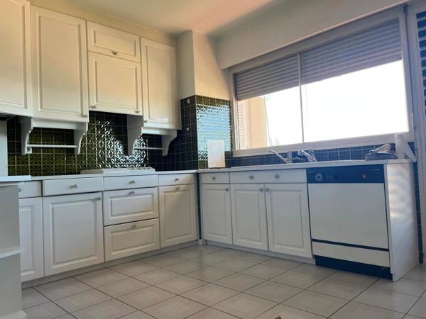 Vente                                                      Appartement
                        
                     5 pièces                      126 m2                     à Perpignan