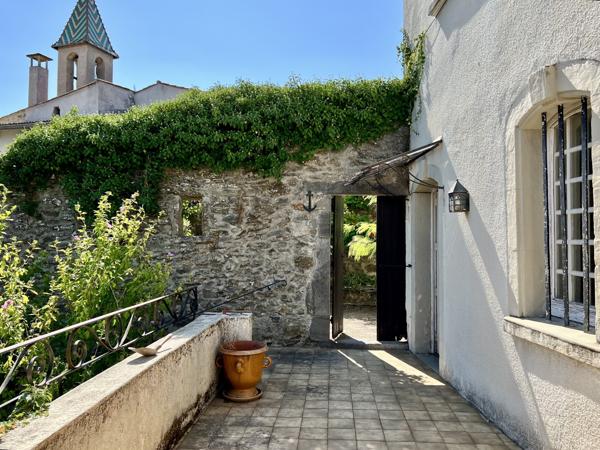 Maison en pierre 3 chambres avec jardin arboré