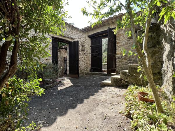 Maison en pierre 3 chambres avec jardin arboré