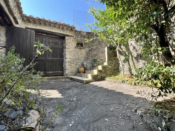 Maison en pierre 3 chambres avec jardin arboré