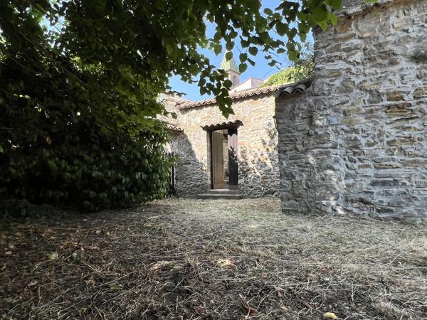 Maison en pierre 3 chambres avec jardin arboré