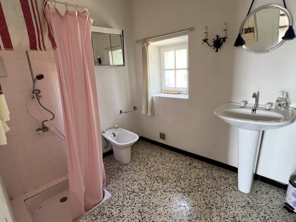 Maison en pierre 3 chambres avec jardin arboré